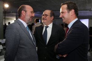 O ministro do Ambiente, João Pedro Matos Fernandes, o presidente da Câmara de Lisboa, Fernando Medina, e o presidente da Águas do Tejo Atlântico, António Frazão, durante a cerimónia de concessão para a exploração e gestão do Sistema Multimunicipal de Saneamento de Águas Residuais da Grande Lisboa e Oeste, 28 de Abril de 2017