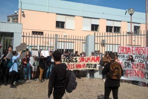 Estudantes de Almada concentrados em frente da Escola Secundária Anselmo de Andrade