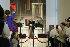 O vice-presidente norte-americano, Mike Pence, com a comunidade «antichavista» na igreja de Nossa Senhora de Guadalupe, em Doral, Miami. 23 de Agosto de 2017