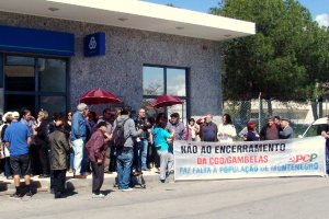 Concentração da população de Montenegro em frente ao balcão da CGD que a administração pretende encerrar