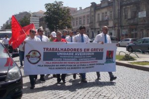 Os trabalhadores da Aveirobus realizaram uma marcha até às instalação da ACT em Aveiro