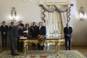 O Presidente da República, Marcelo Rebelo de Sousa, acompanhado pelo primeiro-ministro, António Costa, assiste à tomada de Álvaro Novo, o último secretário de Estado a ingressar no Governo, ficando com a pasta do Tesouro. Palácio de Belém, Lisboa, 6 de Fevereiro de 2017