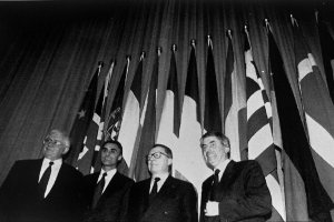 Cerimónia de assinatura do Tratado de Maastricht. Da esquerda para a direita, Egon Klepsch (presidente do Parlamento Europeu), Cavaco Silva, Jacques Delores (presidente da Comissão Europeia) e Ruud Lubbers (primeiro-ministro holandês). 7 de Fevereiro de 1992