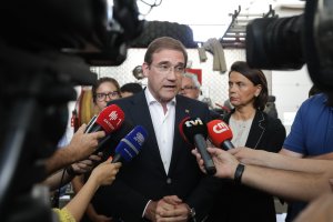 Pedro Passos Coelho, presidente do PSD, fala à comunicação social durante a visita ao quartel dos bombeiros de Castanheira de Pera (26 de Junho de 2017)