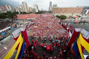 Avenida Bolívar, no centro de Caracas (Venezuela), repleta de apoiantes do processo bolivariano, no final da marcha pela independência e soberania nacional, 19 de Abril de 2017