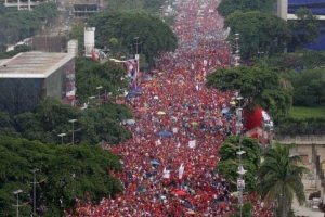 Milhares de pessoas concentraram-se, hoje, no centro de Caracas e encheram a Avenida Bolívar, em defesa da paz e da Revolução Bolivariana