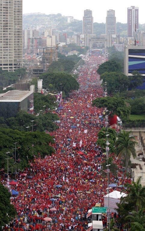 Milhares de pessoas concentraram-se, hoje, no centro de Caracas e encheram a Avenida Bolívar, em defesa da paz e da Revolução Bolivariana