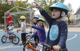  Alunos do pré-escolar aprendem a pedalar sem «vergonha» em Alvalade
