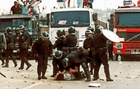 25 anos depois, o Parlamento condena a repressão dos protestos na Ponte 25 de Abril