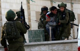 Israel prendeu 450 palestinianos em Agosto, incluindo 69 menores