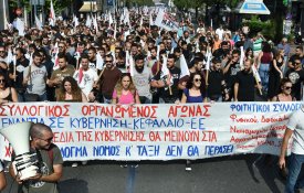 Trabalhadores gregos protestam contra reformas laborais da direita