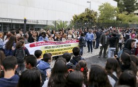 Greve contra falta de pessoal no Agrupamento de Escolas Vergílio Ferreira