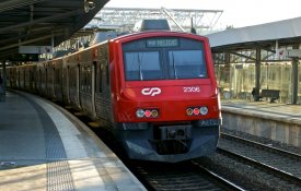 Utentes da Linha de Sintra querem mais comboios nas horas de ponta