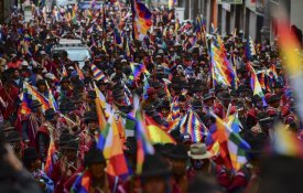 Bolivianos repudiam ofensas à wiphala por autoridades de Santa Cruz