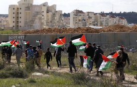 Palestinianos protestam contra mudança de política dos EUA sobre colonatos
