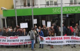  Reformados protestam em Braga contra «pensões de miséria»