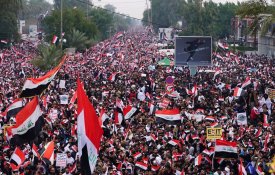 Uma multidão nas ruas de Bagdade exige a saída das tropas norte-americanas