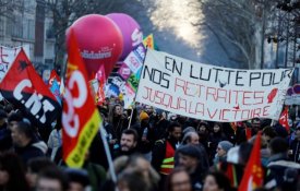 Protestos contra a reforma das pensões em França mantêm-se há 2 meses