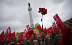 25 de Abril: comemorações do povo voltam às ruas