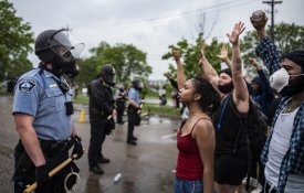 «Não consigo respirar»: grandes protestos em Minneapolis após morte de afro-americano
