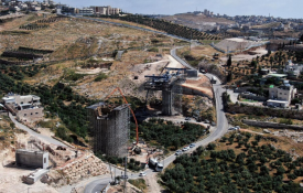 Colonos israelitas arrasam terra palestiniana para construir a «estrada americana»