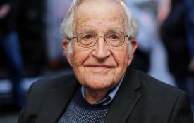 Chomsky: risco de extinção da humanidade «mais grave que nunca»
