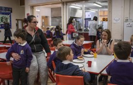 Governo britânico proíbe escolas de usarem recursos de organizações anticapitalistas