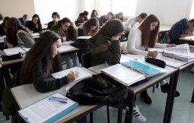 Exames nacionais continuam a barrar o caminho a milhares de estudantes