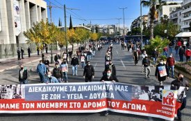 Desafiando o autoritarismo, centenas honraram a revolta do Politécnico de Atenas