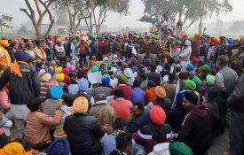  Agricultores intensificam protestos na Índia