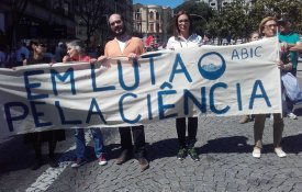 Bolseiros lançam «Luto pela Ciência»