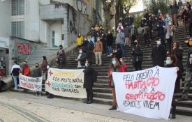 Nas escadas monumentais, os estudantes exigem mais Acção Social Escolar