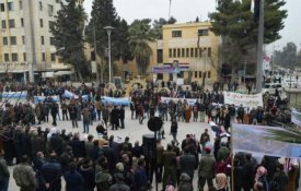 Populares sírios protestam contra bloqueio de milícia ao serviço dos EUA