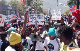 Muitos milhares no Haiti em defesa da democracia e contra a ingerência externa