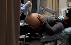 Maternidade continua a ser motivo de discriminação contra enfermeiras