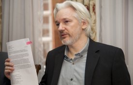 Suécia entrevistará Julian Assange na embaixada do Equador em Londres