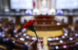  Abril de manhã no Parlamento, à tarde nas ruas