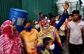 Morrem dezenas de operários em incêndio no Bangladesh