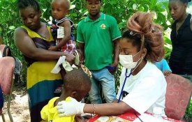Médicos cubanos continuam a cuidar das pessoas no devastado Sul do Haiti