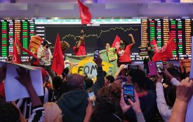 Manifestantes ocuparam a Bolsa de Valores de São Paulo em protesto contra a fome