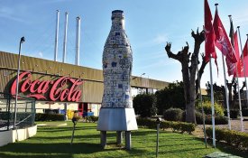 Um dia depois dos 50 anos da Revolução, trabalhadores da Coca-Cola partem para greve