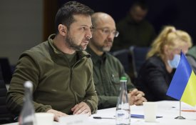  Zelensky suspende a actividade de 11 partidos políticos na Ucrânia