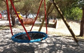 Parques infantis e brinquedos inclusivos