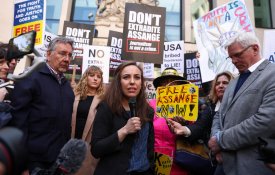 Contra a extradição de Assange para os EUA