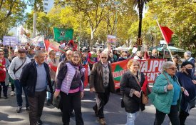 Reformados e pensionistas uruguaios manifestam-se pelo aumento das pensões