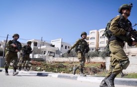 Mais de três dezenas de palestinianos detidos esta madrugada