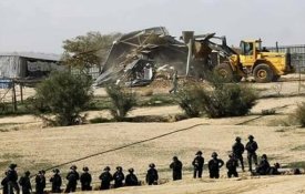 Aldeia beduína no deserto do Neguev demolida mais de 200 vezes por Israel