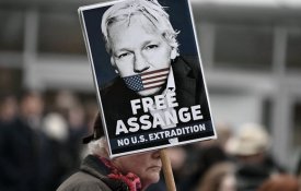 Sindicatos de jornalistas exigem a libertação de Julian Assange