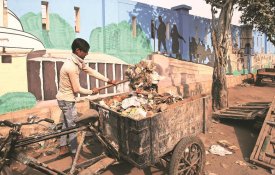 Trabalhadores da limpeza de Calcutá denunciam extrema exploração