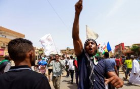 Manifestações no Sudão contra o poder militar